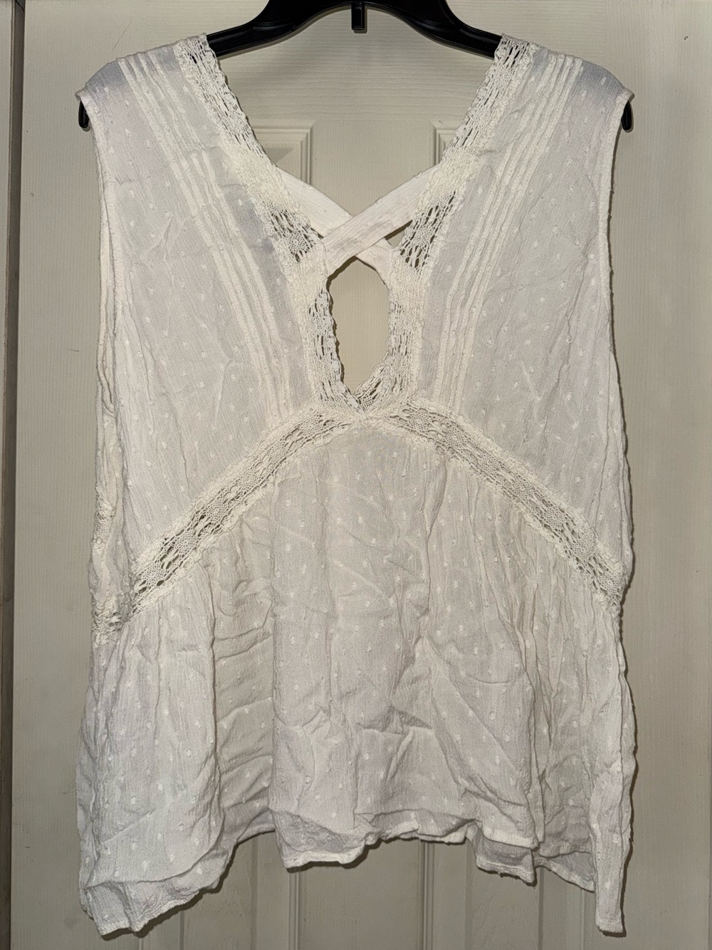 White Lace Sleeveless V-Neck Top - Picture 2 of 3